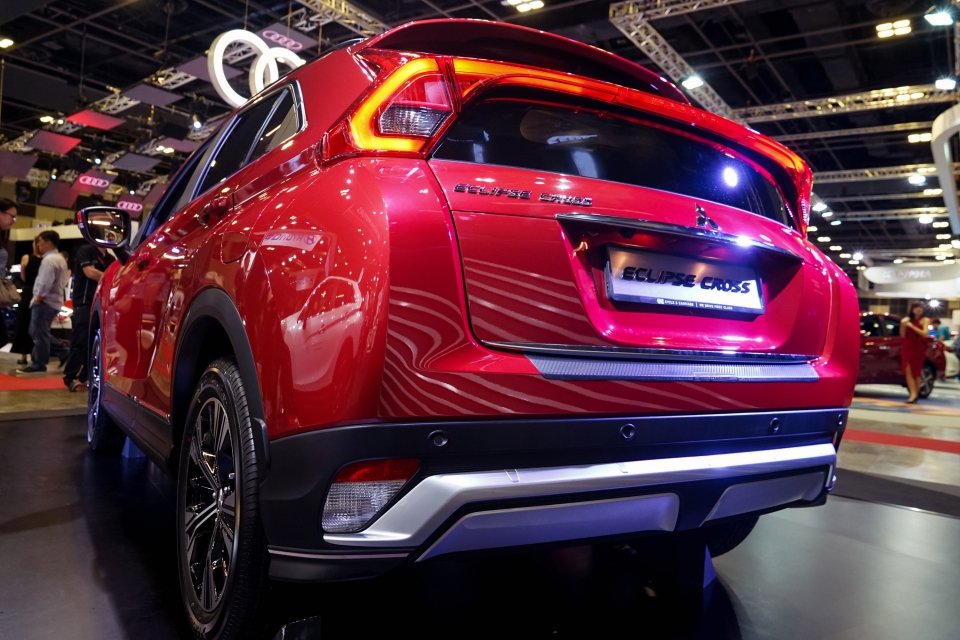 mitsubishi trinh dien eclipse cross 2018 gia nam giua outlander va outlander sport