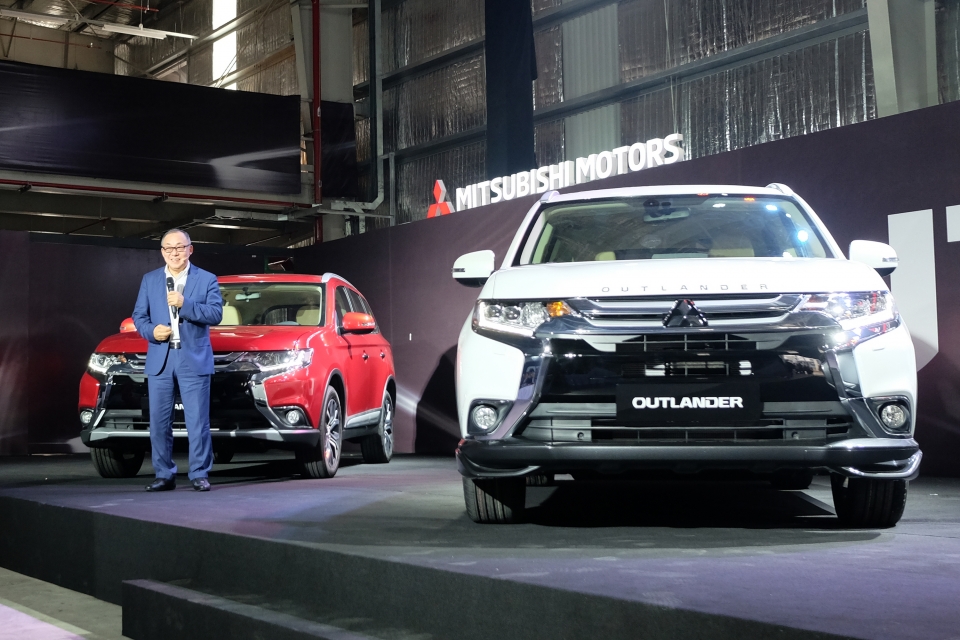 mitsubishi outlander giam gia chi con 808 trieu dong nho lap rap trong nuoc