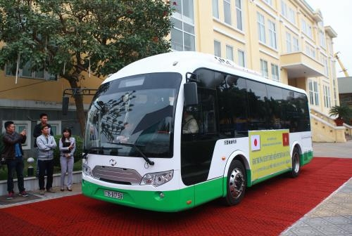 hai phong thi diem su dung he thong xe bus chay bang nang luong mat troi