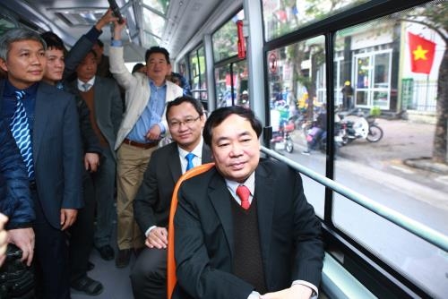 hai phong thi diem su dung he thong xe bus chay bang nang luong mat troi