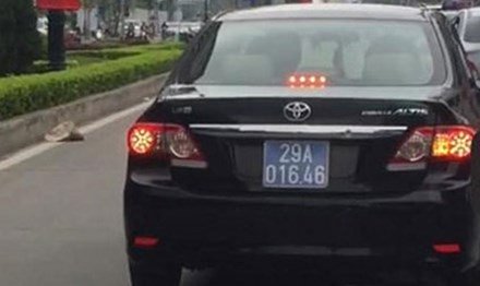 yeu cau xac minh xe o to bien xanh chay vao lan duong xe buyt nhanh brt