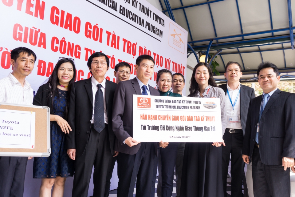 toyota chuyen giao goi tai tro ki thuat cho hai truong dai hoc tai ha noi