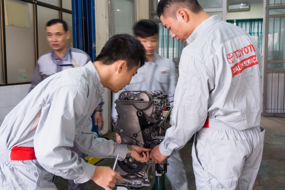 toyota chuyen giao goi tai tro ki thuat cho hai truong dai hoc tai ha noi