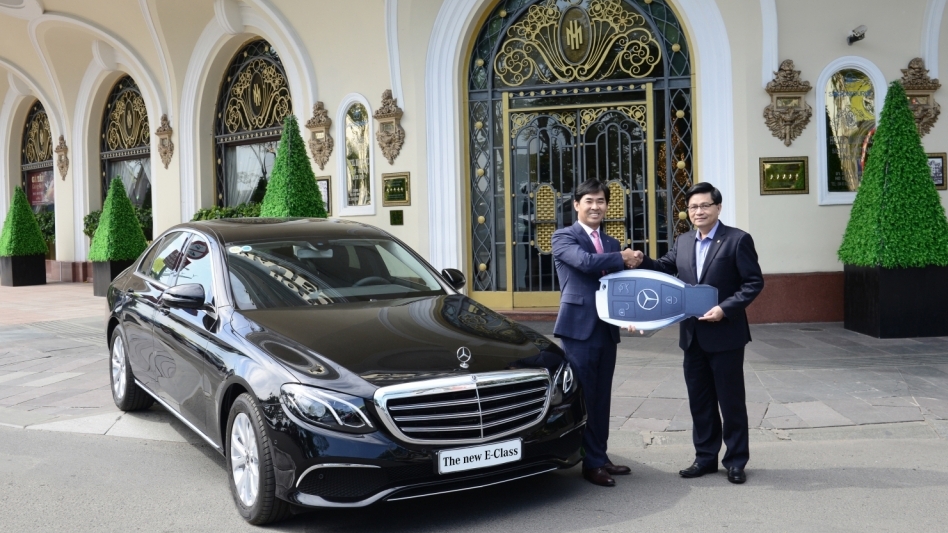 Khách sạn trăm tuổi tại Sài Gòn tiếp nhận xe chuyên chở Mercedes-Benz E-Class