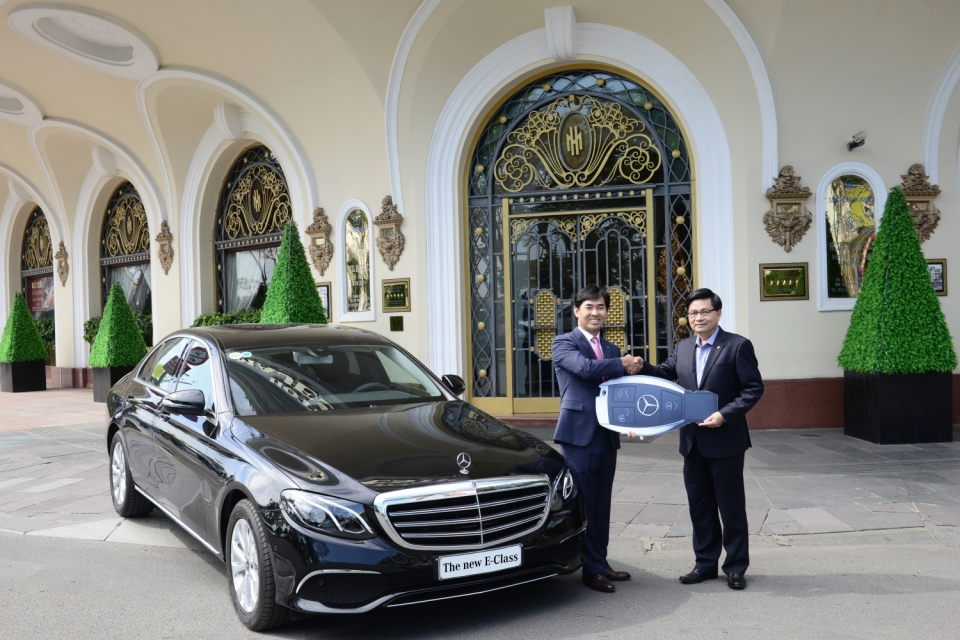 khach san tram tuoi tai sai gon tiep nhan xe chuyen cho mercedes benz moi