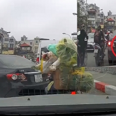 Phạt tiền và tước bằng 2 tháng với nữ tài xế quát người tham gia giao thông trên cầu Cót