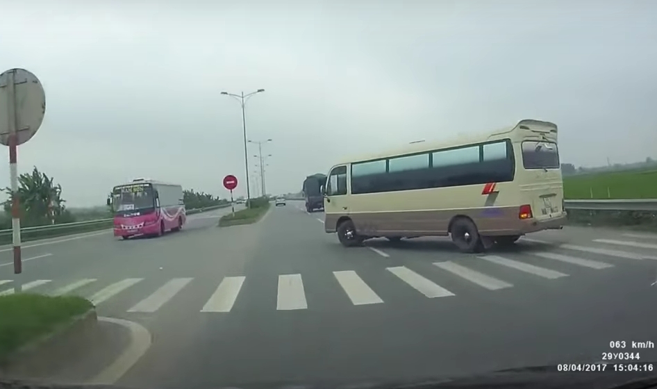 "Đứng hình" trước pha quay đầu bất thình lình trên quốc lộ