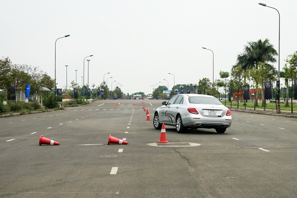 hoc vien lai xe an toan mercedes benz 2017 de lai nhieu du am thu vi