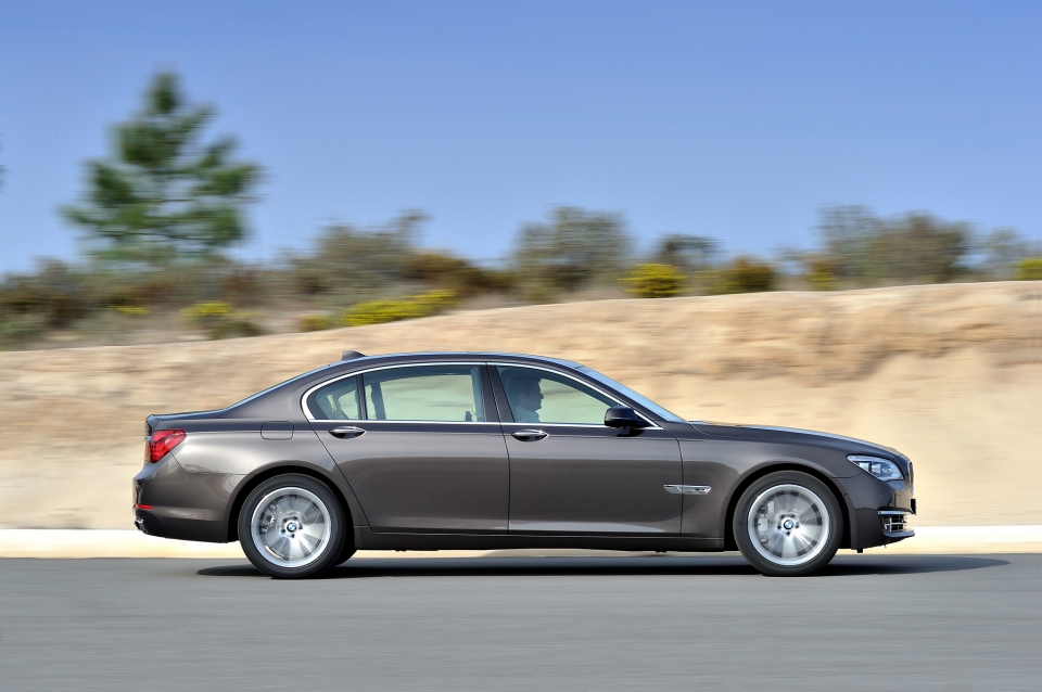 bmw trieu hoi series 7 vi loi cuatu mo khi xe dang chay