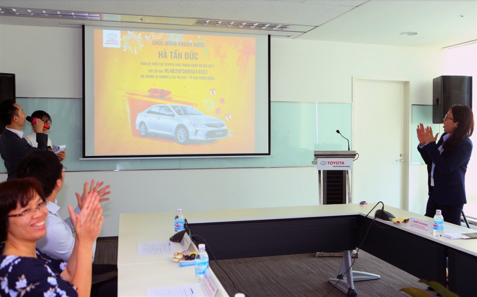 Lộ diện khách hàng may mắn trong chương trình lái thử xe Toyota tháng 5/2017