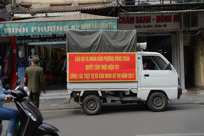 Trả lại vỉa hè cho người đi bộ tại Hà Nội: Cóc vẫn nhảy khỏi đĩa! tra lai via he cho nguoi di bo tai ha noi coc van nhay khoi dia