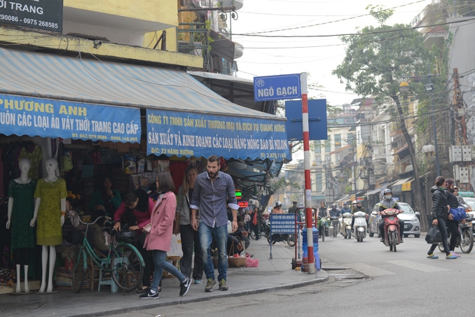 Trả lại vỉa hè cho người đi bộ tại Hà Nội: Cóc vẫn nhảy khỏi đĩa! tra lai via he cho nguoi di bo tai ha noi coc van nhay khoi dia