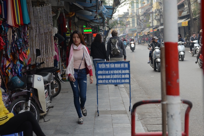 Trả lại vỉa hè cho người đi bộ tại Hà Nội: Cóc vẫn nhảy khỏi đĩa! tra lai via he cho nguoi di bo tai ha noi coc van nhay khoi dia