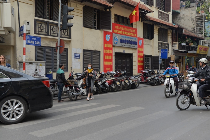 Trả lại vỉa hè cho người đi bộ tại Hà Nội: Cóc vẫn nhảy khỏi đĩa! tra lai via he cho nguoi di bo tai ha noi coc van nhay khoi dia