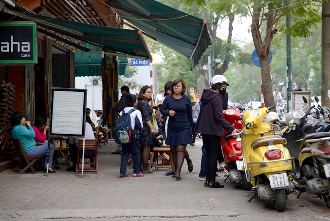 Trả lại vỉa hè cho người đi bộ tại Hà Nội: Cóc vẫn nhảy khỏi đĩa! tra lai via he cho nguoi di bo tai ha noi coc van nhay khoi dia