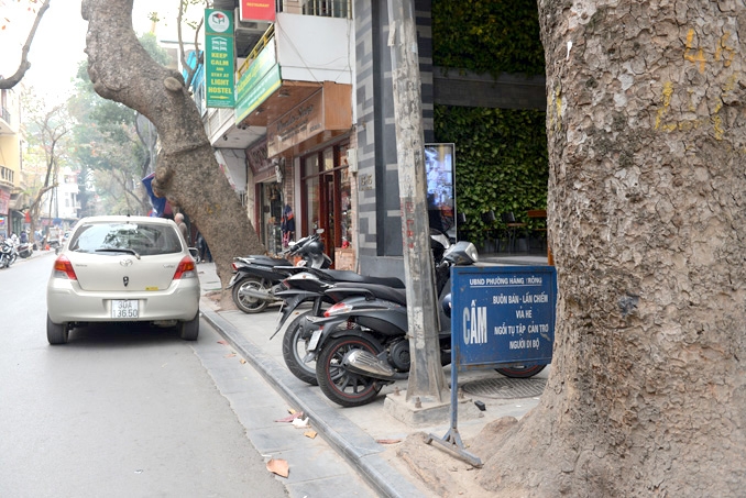 Trả lại vỉa hè cho người đi bộ tại Hà Nội: Cóc vẫn nhảy khỏi đĩa! tra lai via he cho nguoi di bo tai ha noi coc van nhay khoi dia