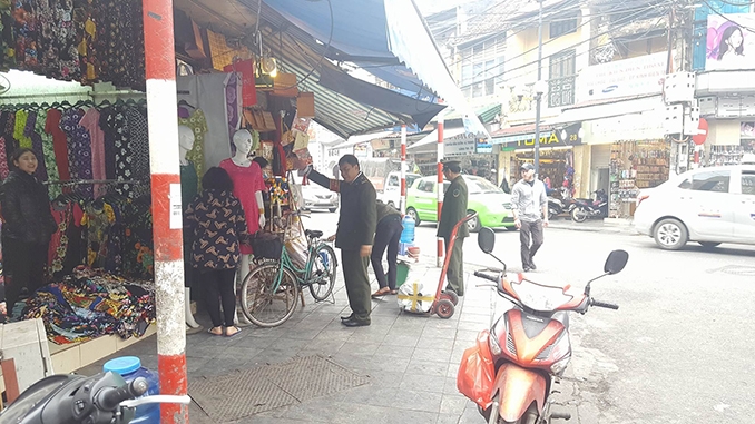 Trả lại vỉa hè cho người đi bộ tại Hà Nội: Cóc vẫn nhảy khỏi đĩa! tra lai via he cho nguoi di bo tai ha noi coc van nhay khoi dia