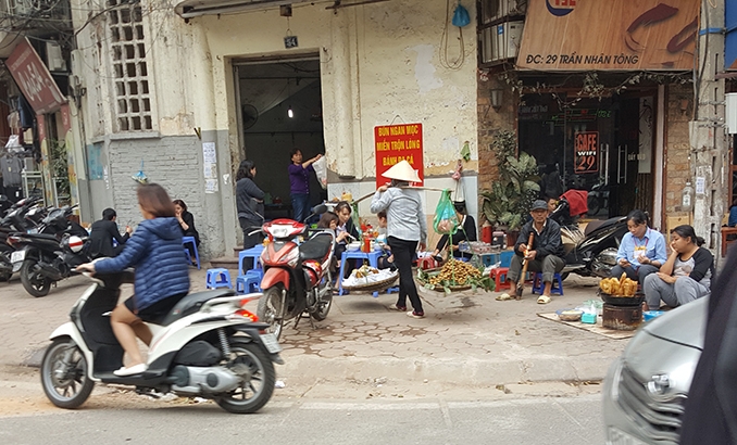 Trả lại vỉa hè cho người đi bộ tại Hà Nội: Cóc vẫn nhảy khỏi đĩa! tra lai via he cho nguoi di bo tai ha noi coc van nhay khoi dia