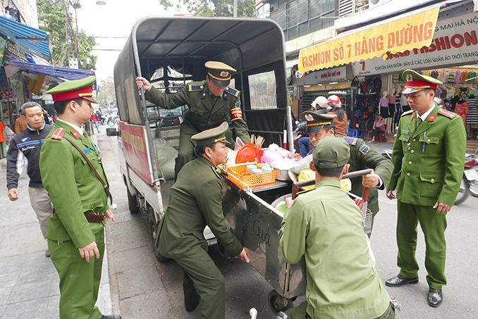 Trả lại vỉa hè cho người đi bộ tại Hà Nội: Cóc vẫn nhảy khỏi đĩa! tra lai via he cho nguoi di bo tai ha noi coc van nhay khoi dia