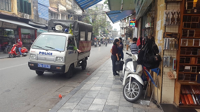 Trả lại vỉa hè cho người đi bộ tại Hà Nội: Cóc vẫn nhảy khỏi đĩa! tra lai via he cho nguoi di bo tai ha noi coc van nhay khoi dia