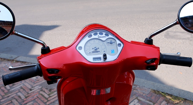 ngo ngang bat gap vespa lx iget 125 tren duong pho sai gon