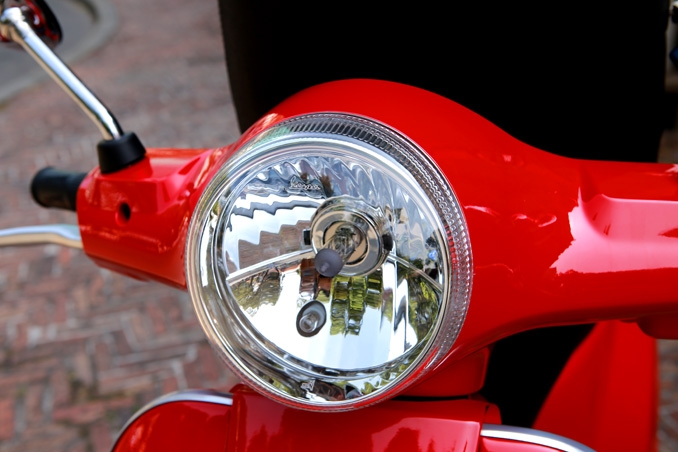ngo ngang bat gap vespa lx iget 125 tren duong pho sai gon