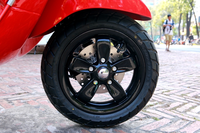 ngo ngang bat gap vespa lx iget 125 tren duong pho sai gon