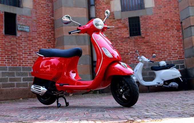ngo ngang bat gap vespa lx iget 125 tren duong pho sai gon