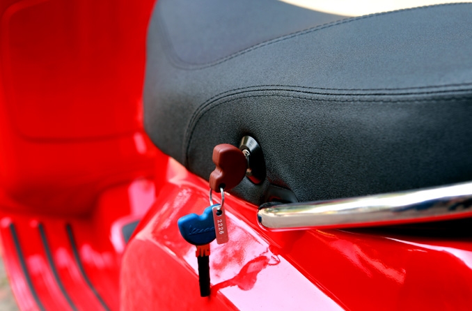 Ngỡ ngàng bắt gặp Vespa LX iGet 125 trên đường phố Sài Gòn ngo ngang bat gap vespa lx iget 125 tren duong pho sai gon