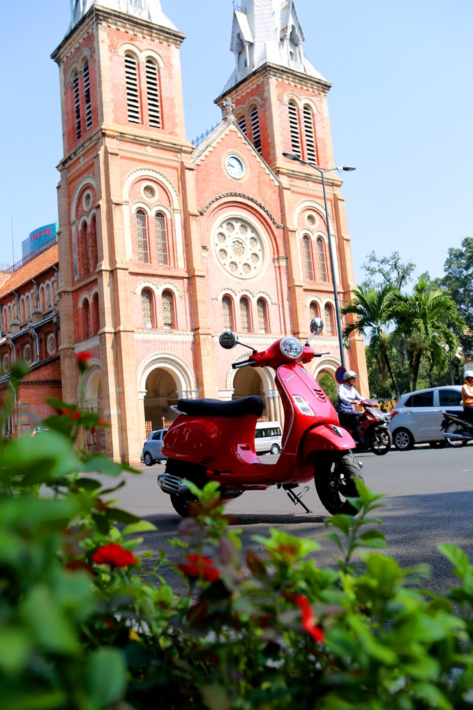 ngo ngang bat gap vespa lx iget 125 tren duong pho sai gon