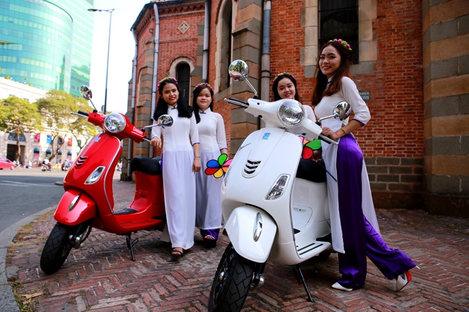 ngo ngang bat gap vespa lx iget 125 tren duong pho sai gon