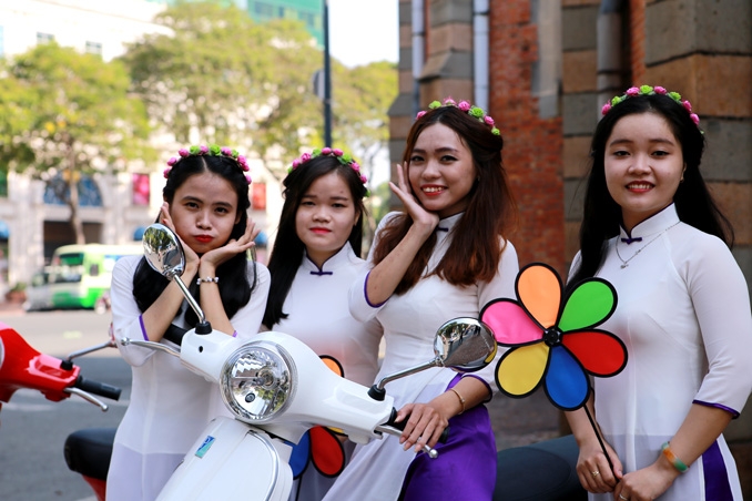 ngo ngang bat gap vespa lx iget 125 tren duong pho sai gon