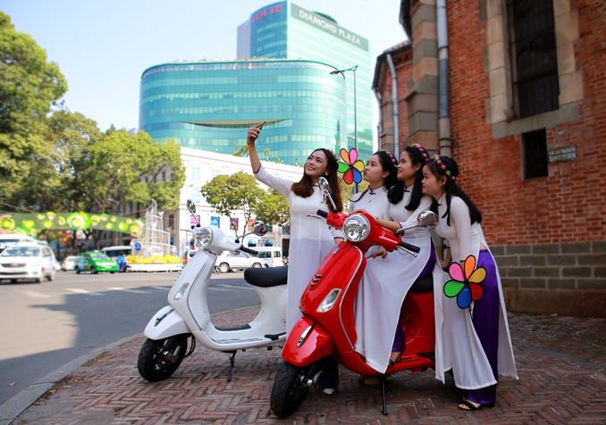 ngo ngang bat gap vespa lx iget 125 tren duong pho sai gon