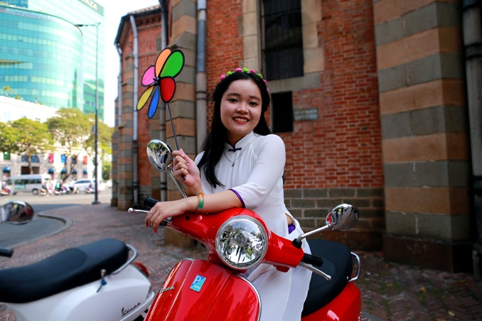 ngo ngang bat gap vespa lx iget 125 tren duong pho sai gon