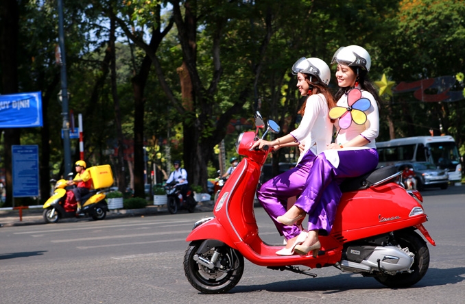 ngo ngang bat gap vespa lx iget 125 tren duong pho sai gon