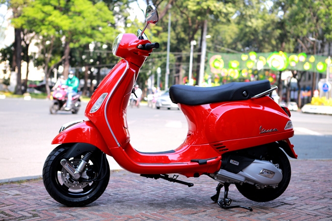 ngo ngang bat gap vespa lx iget 125 tren duong pho sai gon