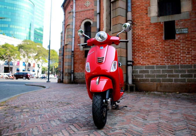 ngo ngang bat gap vespa lx iget 125 tren duong pho sai gon