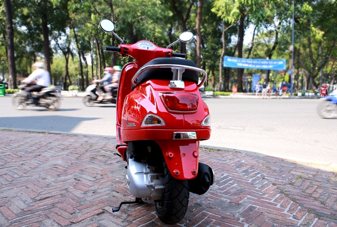 ngo ngang bat gap vespa lx iget 125 tren duong pho sai gon