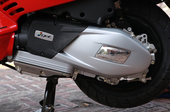ngo ngang bat gap vespa lx iget 125 tren duong pho sai gon