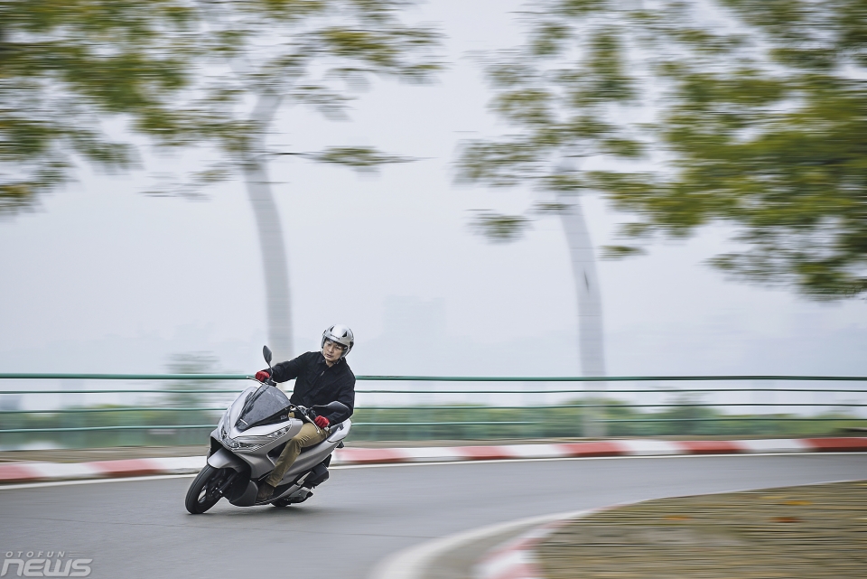 trai nghiem nhanh saloon duong pho honda pcx 150