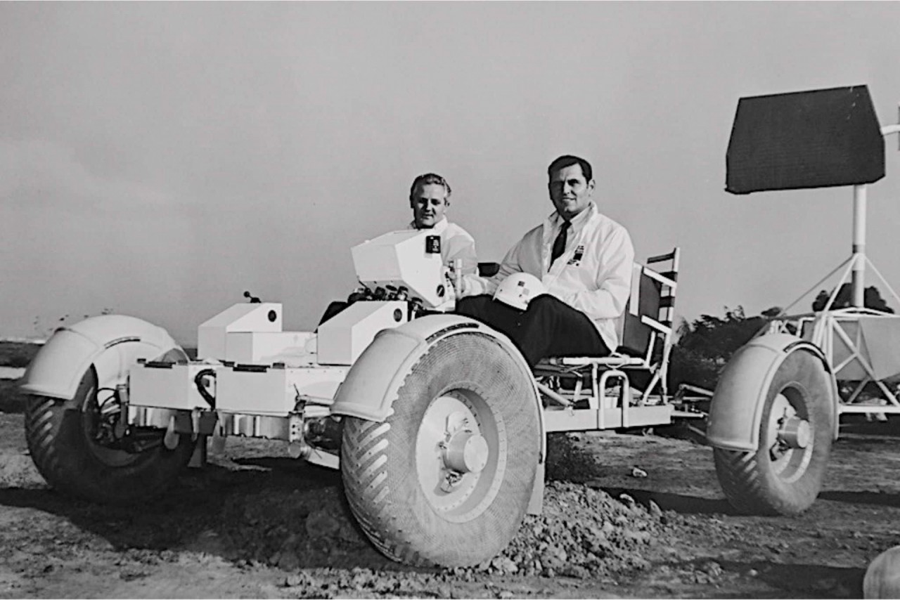 Khám phá xe Lunar Rover chạy trên mặt trăng sản xuất bởi General Motors