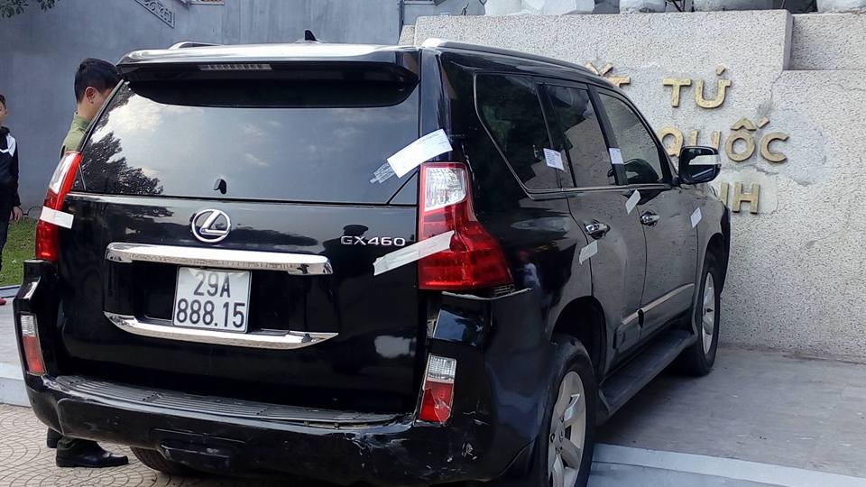 lexus gx460 dam thang vao tuong dai canh ho hoan kiem