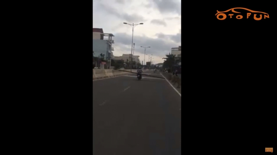 Hãi hùng người đi xe máy "làm xiếc" trên đường với thanh sắt siêu dài