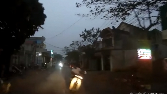 Mải dùng điện thoại di động, nam thanh niên suýt gây ra tai nạn