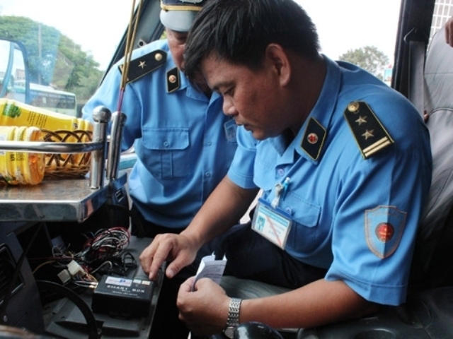 Hà Nội thu hồi 424 phù hiệu ô tô do tái vi phạm Hà Nội thu hồi 424 phù hiệu ô tô do tái vi phạm