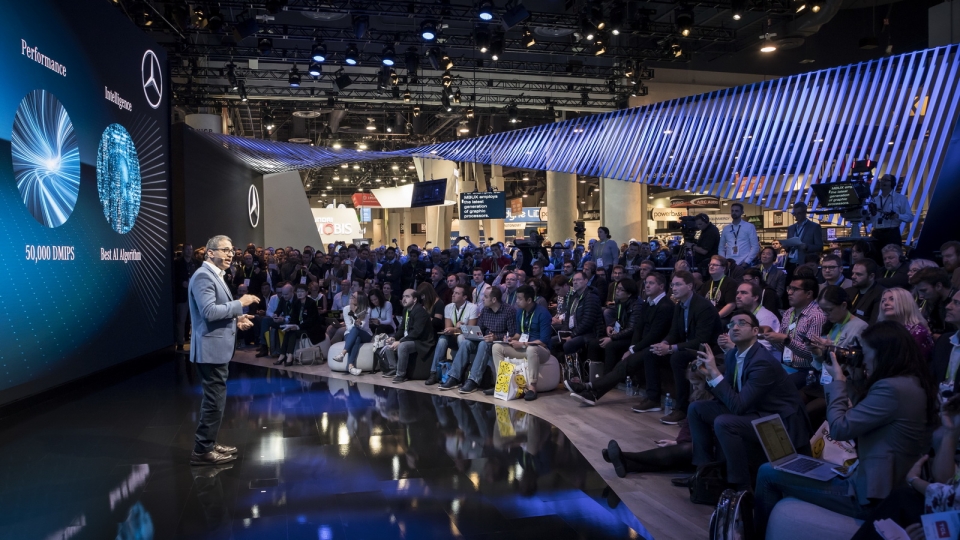 ces 2018 mercedes benz trinh lang he thong thong tin giai tri moi mbux