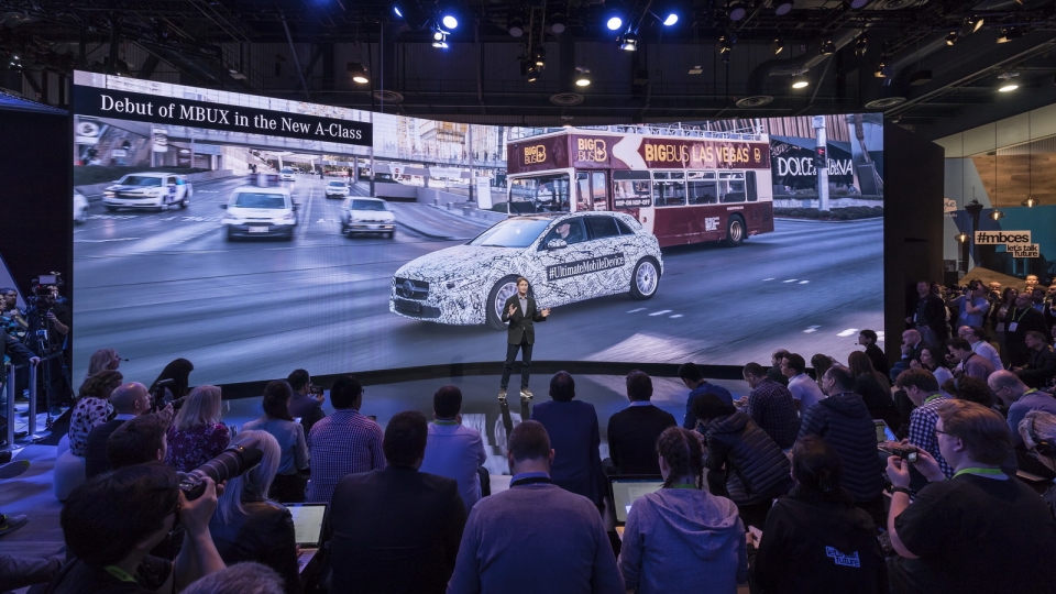 ces 2018 mercedes benz trinh lang he thong thong tin giai tri moi mbux