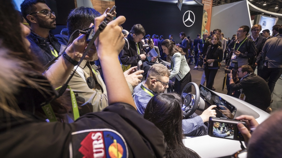 ces 2018 mercedes benz trinh lang he thong thong tin giai tri moi mbux