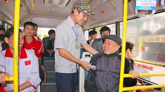 Xe buýt “hút khách” trở lại: Thầm lặng chinh phục người dân