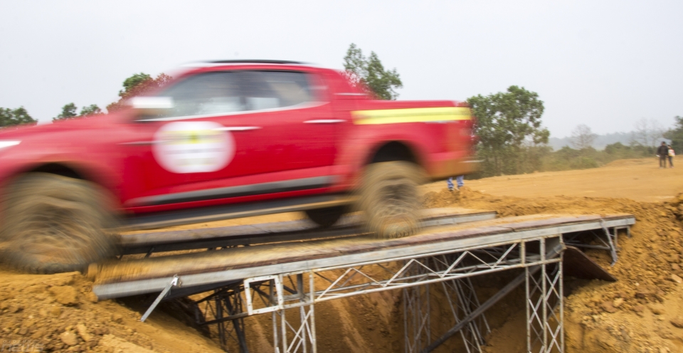 duong dua knock out the king thu thach ki nang lai xe offroad toc do cao
